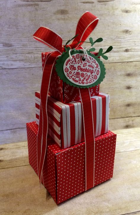 How To Stack Gifts With Ribbon, Gift Box Christmas Decoration, Creative Christmas Box Ideas, Gift Stand Ideas, Tiered Gift Wrapping Ideas, Gift Stacking Ideas, Wrapped Presents Decorations, Present Stacking Ideas, Diy Gift Box Decoration