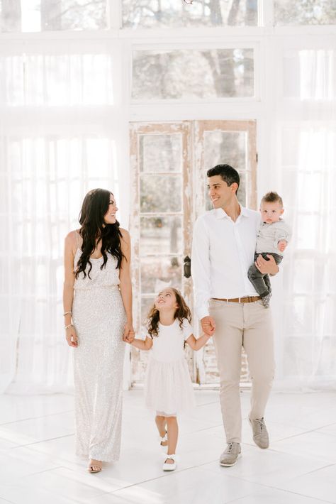 Winter Whites Family Photos, Winter White Family Christmas Pictures, White Outfit Christmas Pictures, Elegant Christmas Family Photos, Cream Christmas Outfits, White Christmas Photo Shoot Family, White Christmas Family Photoshoot, White Family Photoshoot, Glam Family Photos