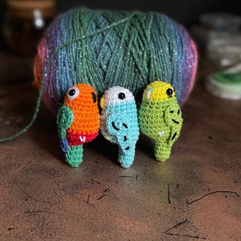 Feathered and fabulous 🦜 All my parakeet orders are done! I love how they all turned out. My favorite was the orange one, he was so intricate to make 😩. All those color changes to match the picture I got from my client, it was a challenge. Then I made the red & blue, that one just stole the spotlight!!! Tell me in the comments which one is your favorite! Stay tuned to my behind the scenes videos that will be posted in my stories 👀 • • • • • Pattern by @canalcrochet 🏷️ Parrot keychain,... Parakeet Crochet, Crochet Bag Accessories, Bag Charm Crochet, Keychain Gift Ideas, Charm Crochet, Crochet Parrot, Keychain Collection, Gifts Crochet, Tropical Animals