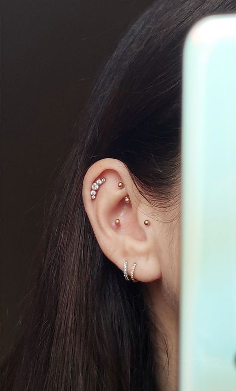 Ear Party Piercings, Ideas Para Piercings En La Oreja, Low Helix Piercing, Helix Ideas, Piercing Placement, Dream Piercings, Pretty Piercings, Diamond Heels, Pretty Ear Piercings