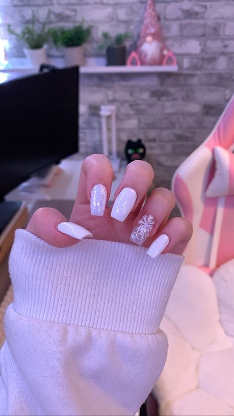 White Nails With Xmas Design, Christmas White Nails Acrylic, Nails Christmas Snowflake, Christmas Acrylics Coffin, Casual Nails Acrylic Winter, White Acrylic Christmas Nails, Christmas Acrylic Nails White, Holiday Nails Winter Christmas White, White Christmas Nails Snowflakes