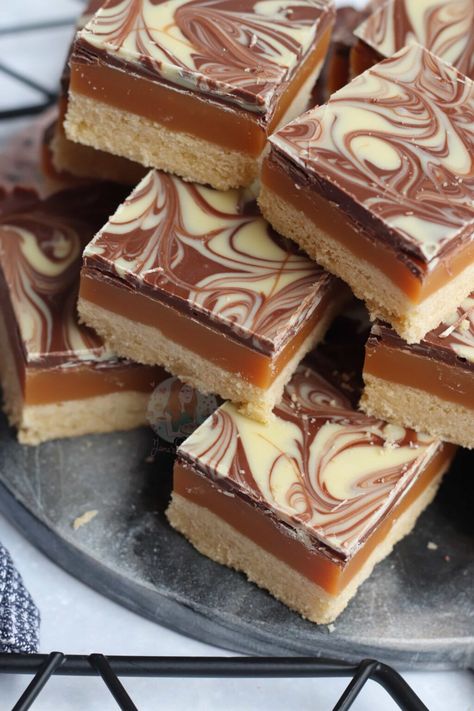 Millionaire Shortbread Recipe, Millionaires Shortbread, Millionaire's Shortbread, Homemade Shortbread, Janes Patisserie, Caramel Shortbread, Caramel Filling, Shortbread Recipe, Millionaire Shortbread