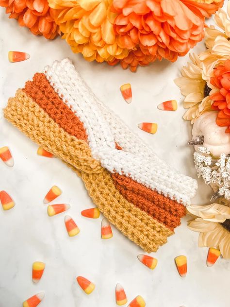 Free Quick & Easy Twisted Crochet Headband - Sierra's Crafty Creations Candy Corn Crochet, Corn Crochet, Crochet Candy Corn, Crochet Headband Tutorial, Crochet Candy, Crochet Pour Halloween, Bandeau Au Crochet, Ribbed Crochet, Crochet Unique