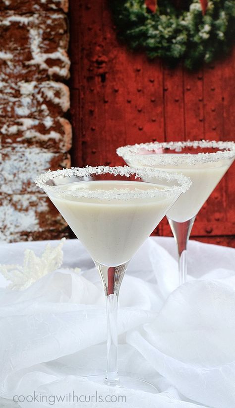 Snowflake Martini, Easy Winter Cocktails, White Chocolate Snowflakes, White Chocolate Peppermint Bark, Best Christmas Cocktails, Christmas Drinks Recipes, Chocolate Liqueur, Eggnog Recipe, Vanilla Vodka