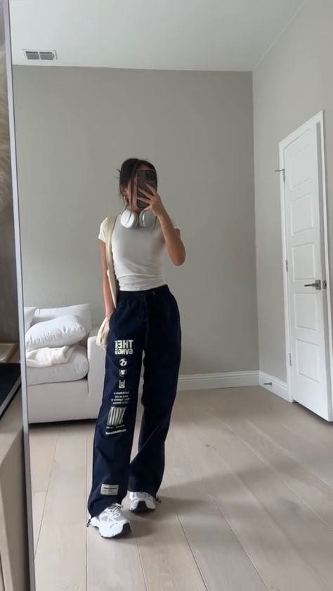 Sweatpants Outfit Aesthetic, Black Sweatpants Outfit, Simple Trendy Outfits, Sporty Outfits, Airport Outfit, Casual Style Outfits, Teen Fashion Outfits, College Outfits, Outfits Casuales