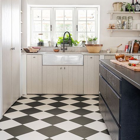 How to choose a checkerboard floor for your home | Harvey Maria Brown And White Checkered Floor, Log Cabin Kitchen Ideas, Dark Brown Floor, Floor Tile Ideas, Contemporary Flooring, Herringbone Tile Floors, Checkered Floor, Kitchen Floor Tiles Ideas, Checkerboard Floor