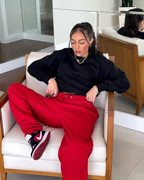 Red Jogging Pants Outfit, Black Pants Outfit Women, Red Sweatpants Outfit, Red Hoodie Outfit, Jogger Pants Outfit Women, Lauanda Rios, Outfit Ideas Sporty, Outfit Jogging, Looks Streetwear