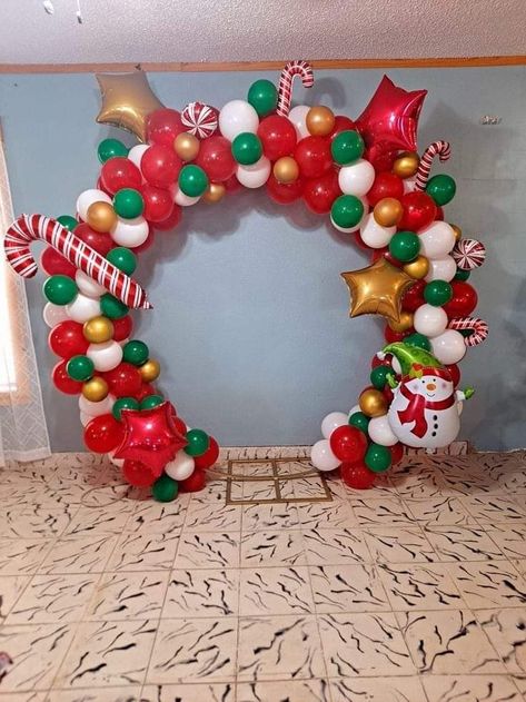 Christmas Decor Ideas With Balloons, Christmas Balloon Backdrop, Snowflake Balloons, Gold And Silver Christmas, Balloon Decoration Ideas, Balloon Displays, Balloon Photo, Balloon Arrangement, Christmas Party Backdrop