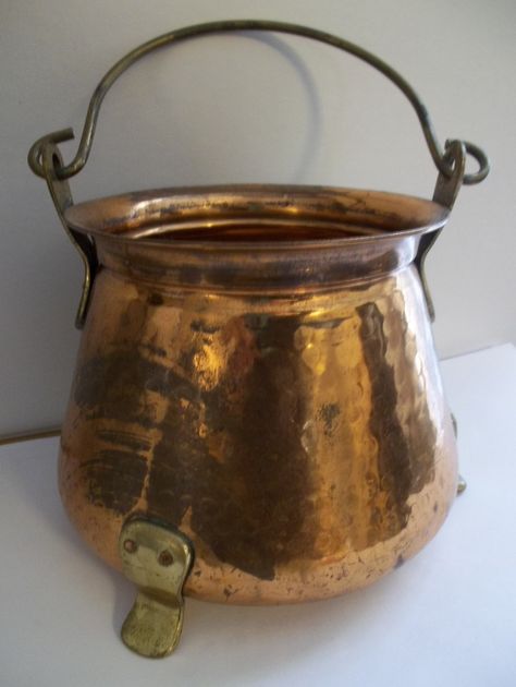 Copper Kitchen Decorative Items | Vintage COPPER POT BUCKET CAULDRoN PAiL / Old Copper & Brass Country ... Vintage Copper Pots, Copper Decor, Copper Kettle, Copper Art, Copper Pots, Tableau Art, Copper Kitchen, Milk Cans, Kitchen Cookware