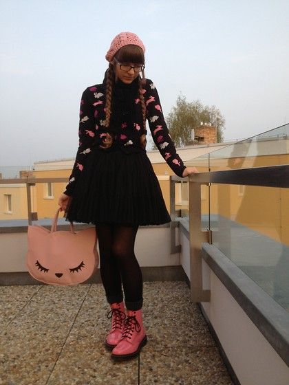 Lovely Cat bag! Doc Martins And Dress Outfit, Dr Martens Pink Boots Outfit, Pink Docs Outfits, Hot Pink Doc Martens Outfits, Pink Doc Martens Outfit Style, Pink Dr Martens Outfit, Pink Doc Martens Outfit, Dr Martin Outfits Women, Martin Boots Outfits