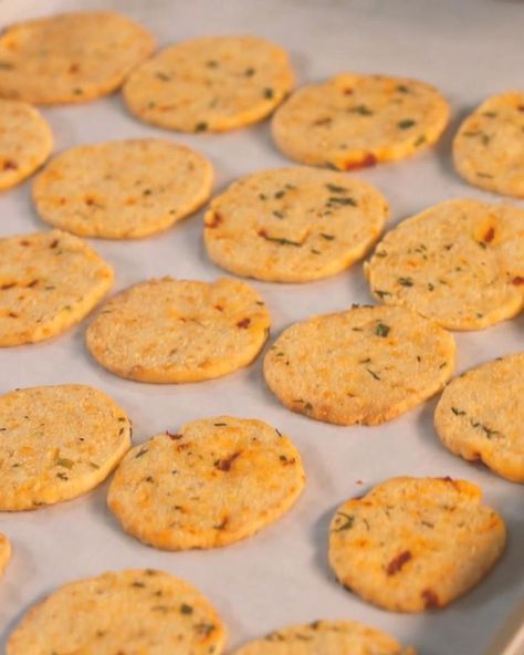 Cheddar Shortbread Cookies, Buttery Crackers Recipe, Cheddar Cheese Shortbread Crackers, Bread Crisps Recipe, Savory Items For Bake Sale, Cheese Cracker Recipes Homemade, Savoury Crackers Recipe, Cheddar Cheese Crackers Homemade, Savory Shortbread Recipes