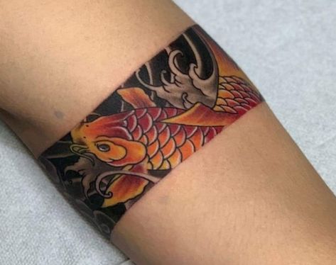 Japanese Arm Band Tattoos For Men, Tattoo Koi Fish, Tato Realis, Tattoo Koi, Armband Tattoos For Men, Wrist Band Tattoo, Band Tattoos For Men, Korean Tattoo, Tattoo Japanese Style