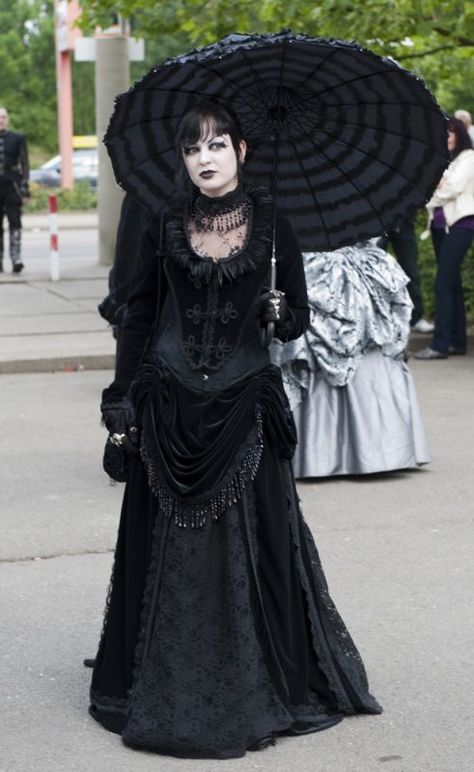 Especially fond of the skirt, though the whole look is stunning. Gothic Fashion Victorian, Gothic People, Gothic Mode, Goth Look, Victorian Costume, Romantic Goth, Victorian Goth, Gothic Clothes, Goth Women