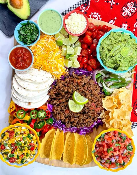 Love Taco Tuesday? This easy DIY taco dinner board is perfect for your next fiesta! It’s easy to make and perfect for any occasion. Tacos Serving Ideas, Burrito Board Ideas, Mexican Dinner Party Ideas Table Settings Taco Bar, Charcuterie Taco Board Ideas, Taco Bar Party Aesthetic, Diy Food Board, Taco Dinner Board, Taco Bar Charcuterie Board Ideas, Mexico Charcuterie Board