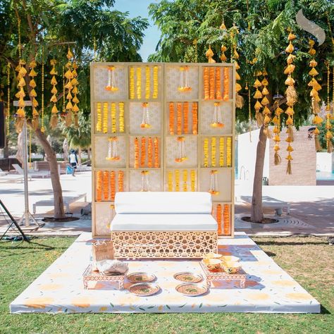 Simple Haldi Decor, Floral Backdrop Wedding, Haldi Decoration Ideas, Haldi Ceremony Decorations, Mehendi Decor Ideas, Simple Stage Decorations, Destination Wedding Decor, Best Destination Wedding, Wedding Background Decoration