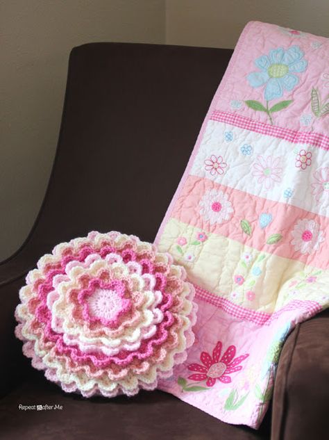 Crochet Blooming Flower Pillow - Repeat Crafter Me Crocheted Pillows, Crochet Pillow Patterns Free, Beau Crochet, Repeat Crafter Me, Crochet Pillow Cover, Confection Au Crochet, Crochet Pillow Pattern, Crochet Pillows, Crochet Cushions