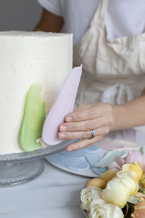 Juliet Sear's brushstrokes and blooms cake - YOU Magazine Basic Sponge Cake Recipe, Brushstroke Cake, Silver Wedding Cake, Cake Hacks, Vanilla Sponge Cake, Beautiful Birthday Cakes, Wedding Dessert Table, Wedding Dessert, Birthday Cake Recipe