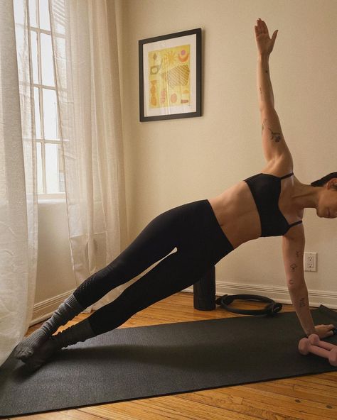 alyssa coscarelli on Instagram: “loving @calzedonia’s seamless activewear leggings for low-impact workouts at home. so comfy, i end up staying in them the rest of the day 🙃…” Woman Home Workout, Working Out Aesthetic At Home, Home Work Out Aesthetic, Work Out At Home Aesthetic, Woman Working Out, Working Out At Home Aesthetic, Body Work Out At Home, Staying Home Aesthetic, At Home Workout Aesthetic