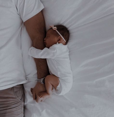 Newborn With Long Hair, Newborn And Daddy Pictures, Dad And Newborn Pictures, Mom And Newborn Pictures, Diy Newborn Pictures At Home, Newborn Aesthetic, Simple Newborn Photos, Cute Pregnancy Pictures, Foto Newborn