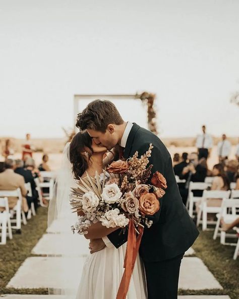 Terracotta Wedding Colors: Unique Ideas For Stunning Venues Terracota And Champagne Wedding, Dark Blue And Terracotta Wedding, Champagne And Terracotta Wedding, Terracotta Wedding Palette, Terracotta Wedding Colors, Oktoberfest Wedding, Wedding Schemes, Rusting Wedding, Fall Wedding Ceremony