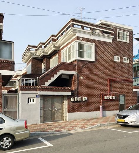 Korean Townhouse Exterior, Seoul House Exterior, Apartment Exterior Korea, Old Korean Apartment, Korean House Exterior Seoul, Korean Aesthetic House, Korean House Aesthetic Exterior, Korea House Design, Aesthetic Apartment Exterior