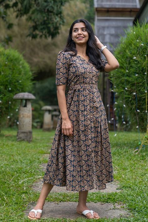 Cotton Frocks For Women, Frock Designs For Women, Chic Essentials, Frock Models, Stylish Closet, Cotton Dress Pattern, Simple Long Dress, Kalamkari Dresses, Cotton Night Dress