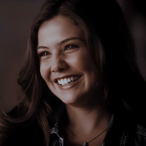 Danielle Campbell Icons Aesthetic, Charlie Shelby, Dani Campbell, Paz Hippie, Video Romance, Davina Claire, Vampire Diaries Wallpaper, Danielle Campbell, Magnolia Blossom