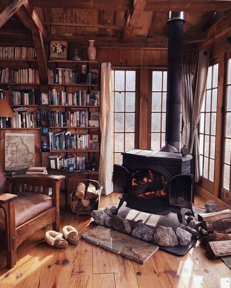 15 Cozy Cabin Decor Ideas for a Warm Winter - Nikki's Plate Cozy Winter Cabin Aesthetic, Snowy Cabin In The Woods, Utah Cabin, Winter Cabin Aesthetic, Cozy Cabin Aesthetic, Plate Cozy, Cozy Winter Aesthetic, Cozy Cabin Decor, Cabin Home Decor