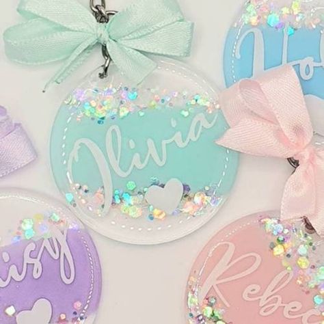 Womans Day Gift Ideas, Diy Keyring Ideas, Keychain Craft Ideas, Womens Day Gifts Ideas, Acrylic Keychain Ideas Vinyl, Cricut Keyrings, Cricut Keychains Diy Acrylic, Cricut Keychain Ideas, Acrylic Keychain Ideas