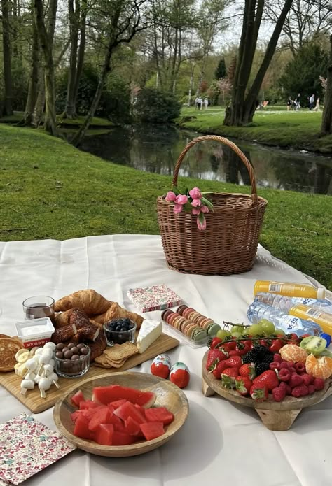 Picnic Aesthetic Friends, Cottage Core Picnic, Picnic Date Food, Healthy Picnic, Picnic Planning, Picnic Inspiration, Picnic Birthday, Picnic Date, Picnic Set