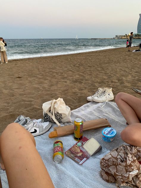 beach picnic Barcelona Life, Barcelona Lifestyle, Barcelona Student Life, Study Abroad Barcelona Aesthetic, Study Abroad Spain Aesthetic, Living In Barcelona Aesthetic, Travel Aesthetic Barcelona, Barcelona Beach, Visit Barcelona