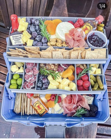 Float Trip Food, Lake Snacks, Beach Day Food, Boat Snacks, Snackle Box, Beach Snacks, Charcuterie Gifts, Beach Food, Road Trip Snacks