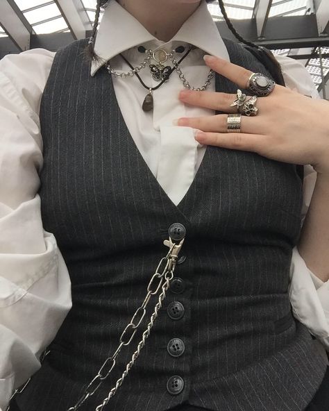 Victorian Punk Fashion, Victorian Female Outfit, Victorian Style Outfit Modern, Victorian Alt Fashion, Edgy Victorian Fashion, Suits For Women Corset, Victorian Era Outfits Aesthetic, Victorian Modern Outfit, Victorian Suits Women