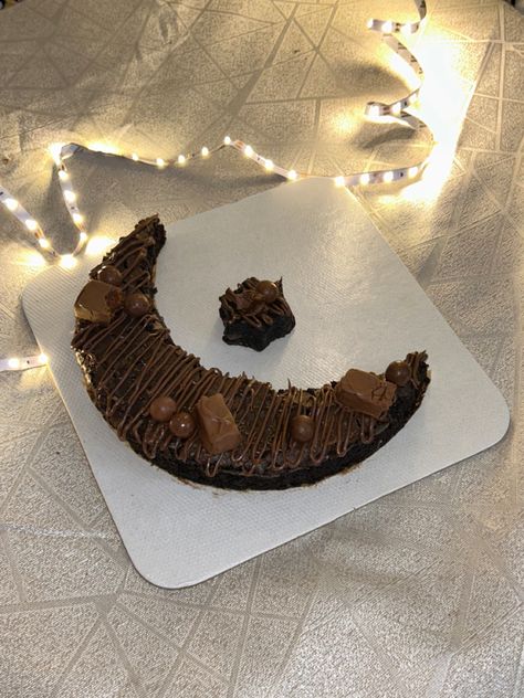 #brownies #brownierecipe #moon #eid #desert #aesthetic brownie cookie Eid Brownies, Ramadan Cake Ideas, Moon Shaped Cake, Eid Moon, Eid Cookies, Ramadan Desserts, Eid Cake, Eid Photoshoot, Eid Photoshoot Ideas