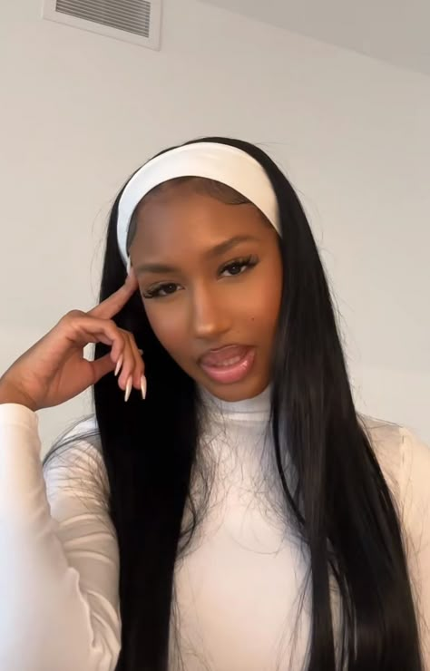 Middle Part Headband, Headband Straight Hair Black Women, White Headband Hairstyles, White Headband Outfit, Side Part Headband Wig, Straight Wig With Headband, Headband Outfit, White Headband, Model Inspo