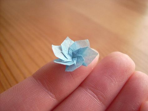 Miniature origami Tiny Origami, Small Origami, Folded Paper Flowers, Paper Origami Flowers, Origami Lotus Flower, Paper Folding Crafts, Different Kinds Of Art, Origami Paper Art, Modular Origami