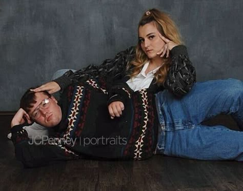 This Couple's JCPenney Engagement Photos Are Gloriously Awkward Jcpenny Photos, Awkward Couple Photos, Awkward Photoshoot, Awkward Couple, Funny Couple Photos, Awkward Family Pictures, 80s Photoshoot, Funny Photoshoot Ideas, Funny Photoshoot