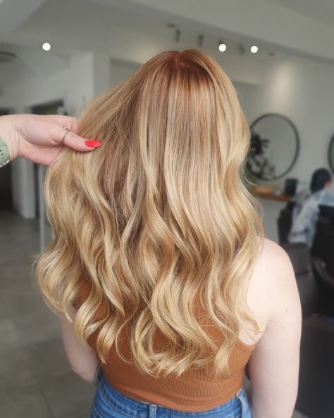 Blonde highlights with root shadow melt on ginger copper hair long wavy healthy Ginger Roots Blonde Hair, Blonde With Ginger Roots, Blonde With Ginger, Copper Hair Long, Ginger Copper Hair, Root Shadow, Ginger Roots, Roots Blonde Hair, Blonde Hair With Roots