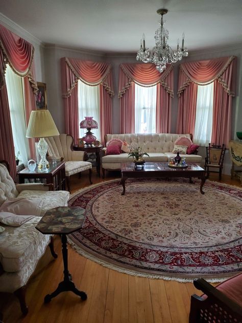 1910s House Interior Living Rooms, Modern Victorian Parlor Sitting Rooms, Victorian Pink Living Room, 1840s House Interior, Victorian Style Room Decor, Royal Aesthetic Living Room, Living Room Designs Victorian, 1890s Living Room, 1910 Living Room