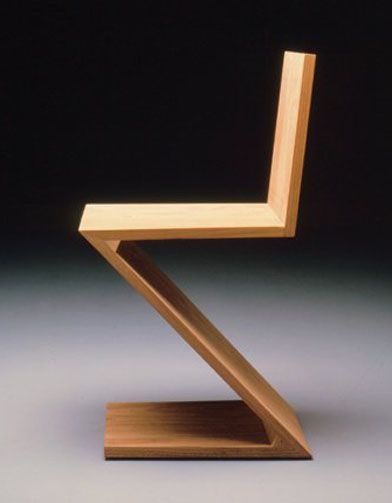 La plus minimaliste. La chaise Zig-Zag est l'une des oeuvres les plus tardives (1934) et minimaliste du designer Gerrit Thomas Rietveld. Connue dans le monde en... Minimalist Chair, Couch With Chaise, Furniture Design Chair, Futuristic Furniture, Iconic Furniture, Bauhaus Design, Minimalist Interior Design, Chaise Design, Furniture Covers