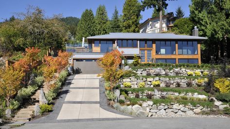 Year-round symmetry | A little curb appeal goes a long way. Source your inspiration from these attractive driveway designs Steep Backyard, Small House Garden, Small City Garden, Urban Garden Design, Container Garden Design, Terrace Garden Design, Hillside House, Driveway Design, Driveway Landscaping