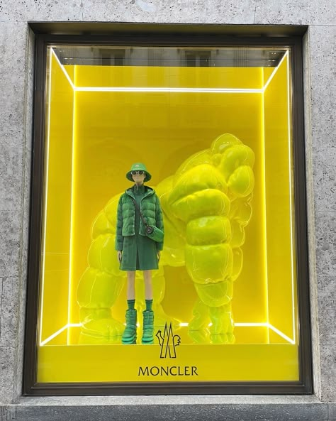 Moncler SS23 Window Display Installation, Via Montenapoleone Milan. Window Ads, Exhibition Display Design, Window Display Retail, Store Window Display, Visual Merchandising Displays, Kindergarten Design, Store Design Boutique, Retail Windows, Exhibition Display