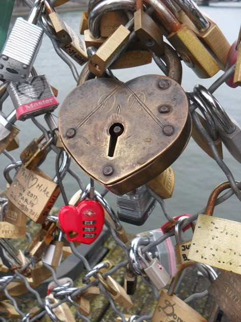 France Lock Bridge, Love Lock Bridge Paris Aesthetic, Paris Love Lock Bridge, Paris Bridge With Locks, Lock On Bridge, Heart Lock Aesthetic, Locks On Bridge, Padlocks Aesthetic, Padlock Aesthetic