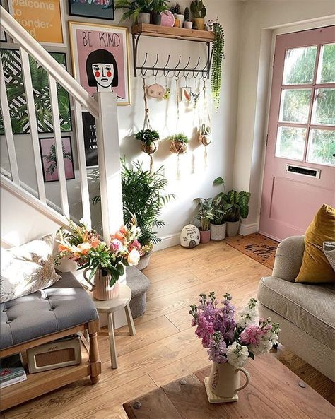 Acorn Cottage, Small Cottage Interiors, Salons Cottage, Deco Pastel, Flowers Pretty, Home Improvement Loans, Beautiful Sunshine, Pink Door, Budget Home Decorating