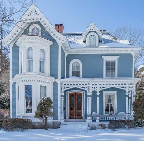 I'm in love with this beautiful blue and white house! House Design Victorian, Blue Victorian House, White Victorian House, Victorian Homes Exterior, Victorian Exterior, Victorian Style Homes, Casas Coloniales, Charming House, Victorian Architecture