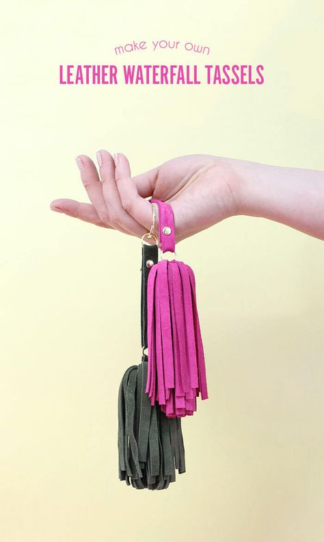 DIY Leather Tassel - these cute floppy suede tassels are fun to make and are a nice little gift. Video tutorial Diy Leather Tassel Keychain, Diy Crafts To Sell On Etsy, Tassel Keychain Diy, Diy Leather Tassel, Diy Projects To Make And Sell, Profitable Crafts, Leather Tassel Keychain, Trending Crafts, Handmade Keychains