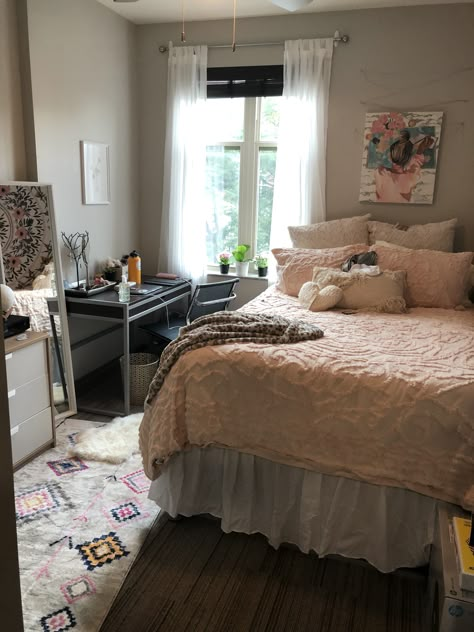 Mega Bed Dorm, Dorm Room For 2, Rearrange Room, Dorm Room Themes, Beautiful Dorm Room, Glam Bedroom Decor, College Dorm Room Essentials, Dorm Room Diy, Dorm Inspo