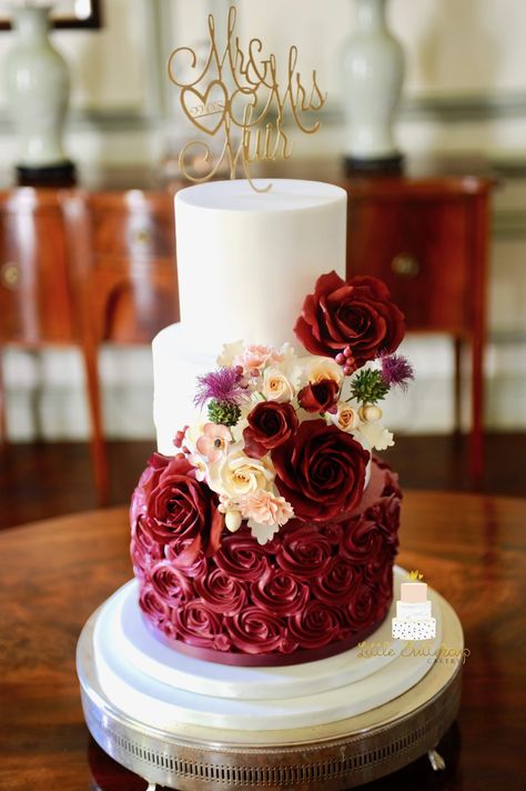 Burgundy Blush Wedding Cake, Burgundy Cake Ideas, Wedding Cakes Burgundy, Piniata Cake, Burgundy Cake, Wedding Barns, Burgundy Colour Palette, Burgundy Wedding Theme, Burgundy Wedding Cake