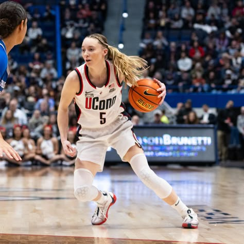 Page Bueckers, Basketball Aesthetic Girl, Paige Bueckers Basketball, Paige Buekers, Pagie Bueckers, Basketball Girlfriend, Paige Bueckers, Uconn Womens Basketball, Ball Aesthetic