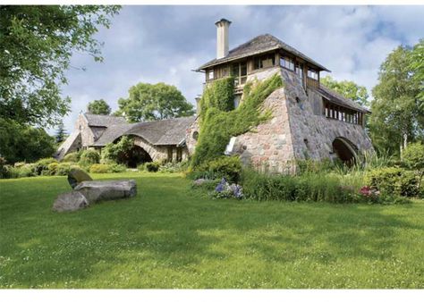 Fortress house Fortress House, Mini Castle, Castle House Design, Crazy Houses, Unusual Homes, Tower House, House Landscape, Secret Places, Stone Houses